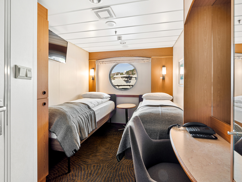 Polar Outside | Middle deck for two travellers